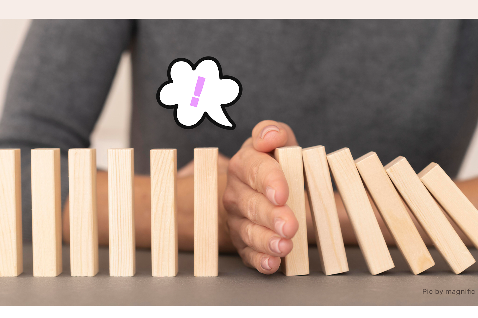 Hand, die fallende Domino-Reihe stoppt